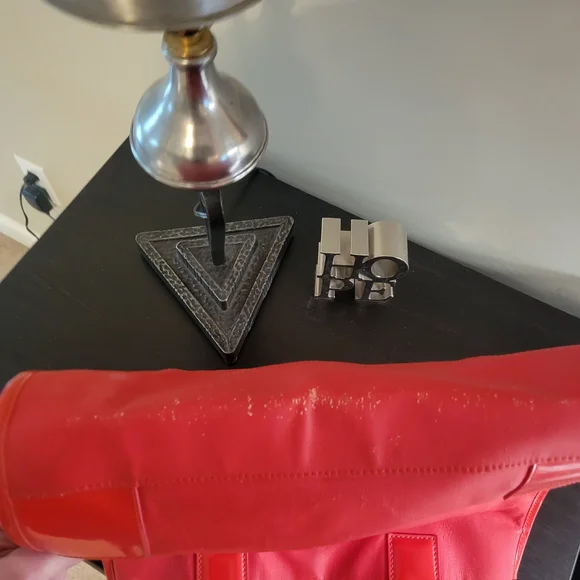 Tory Burch Red Shoulder Bag with Circular Emblem - Picture 9 of 9